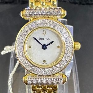Women's (NWT) Mother-of-Pearl Face w/Crystal Bezel on a Gold Watch
